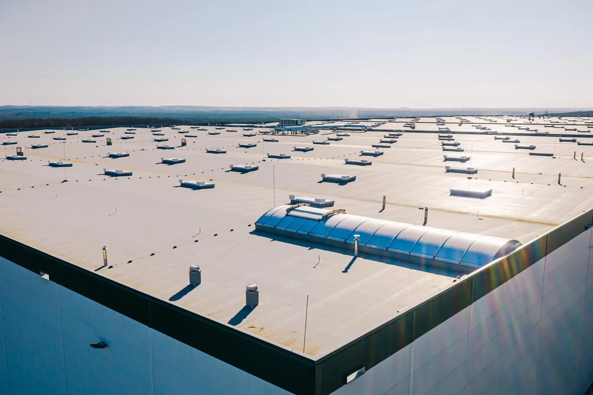Flat commercial roof with a single-ply membrane system